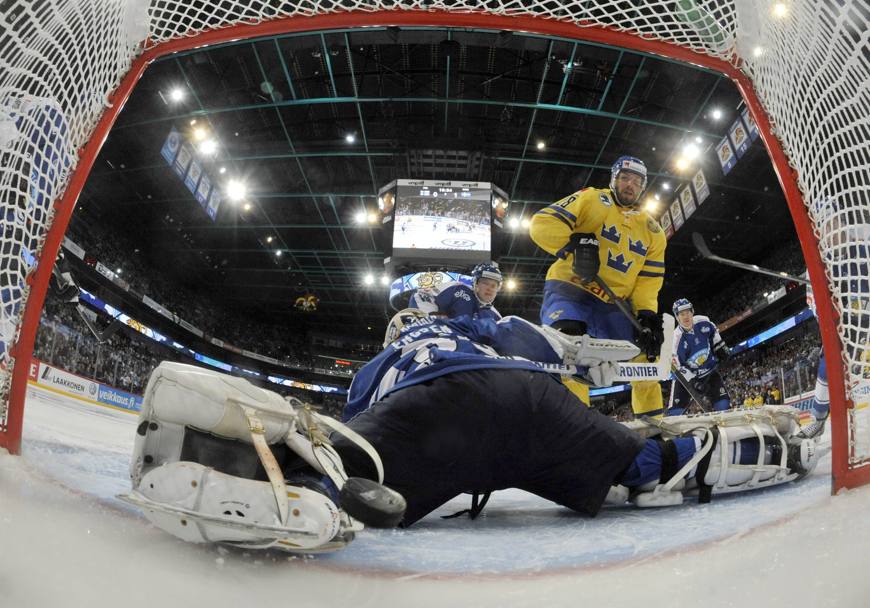 Helsinki: Dick Axelsson segna realizza la rete del 2-0 della Svezia durante Finlandia-Svezia (Afp)